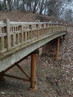 間近に見た丘の陸橋（1月2日）