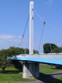 橋桁にレリーフのある陸橋（8月30日）