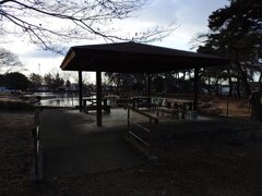 烏ヶ森公園の広場の近くの休憩所（1月30日）