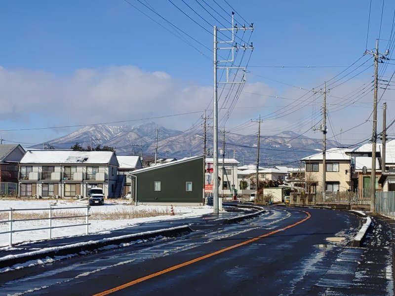 道路や電柱と奥に見える高原山（1月12日）