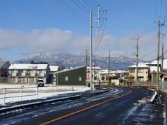 道路や電柱と奥に見える高原山（1月12日）