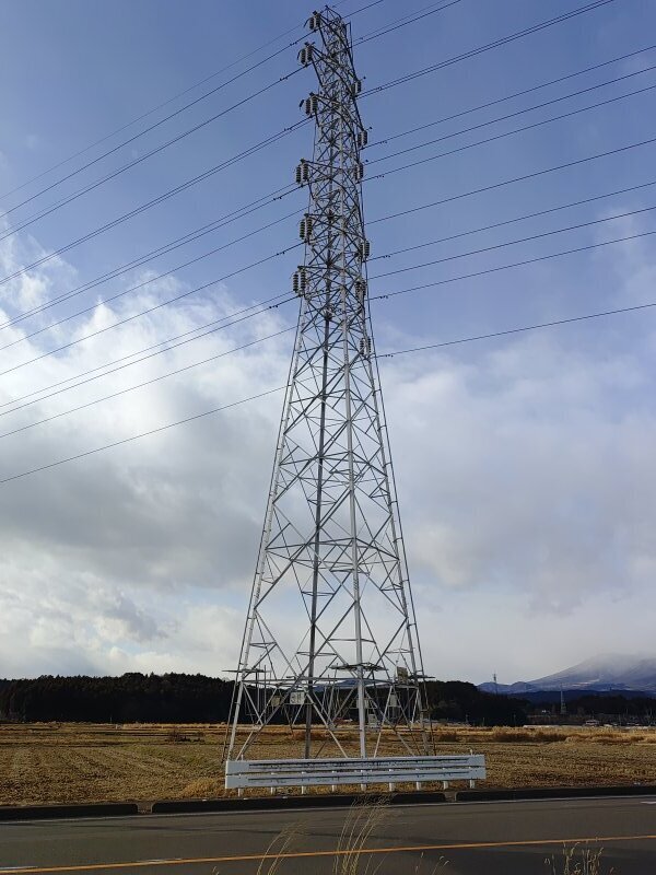 道路沿いの鉄塔（1月3日）