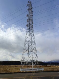 道路沿いの鉄塔（1月3日）