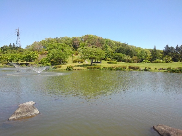 大池と鉄塔と休憩所（4月30日）