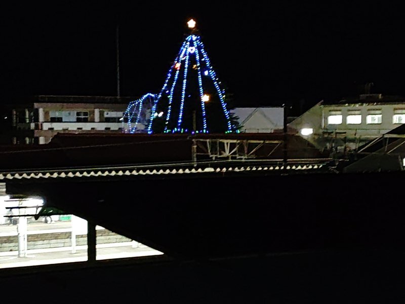 駅のホームの奥のイルミ（12月5日）