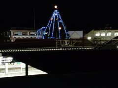 駅のホームの奥のイルミ（12月5日）