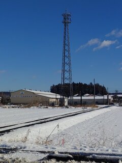 雪の水田と鉄塔（1月12日）