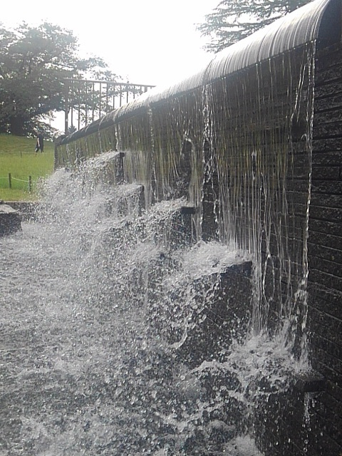 人工の滝の水飛沫（8月5日）
