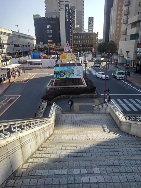 階段の下の三角形な看板（3月15日）