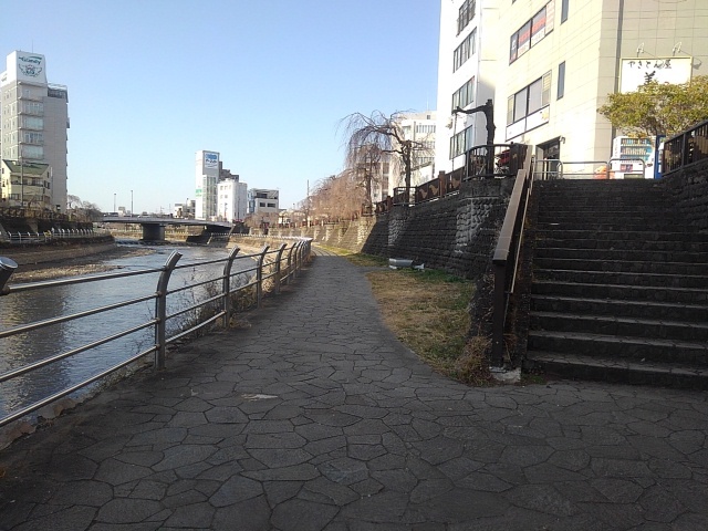 川沿いの歩道と階段（3月15日）