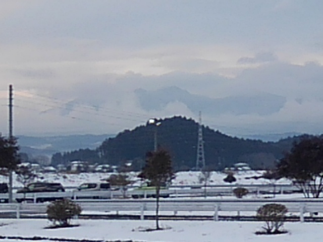 雲から顔を出す山（2月6日）