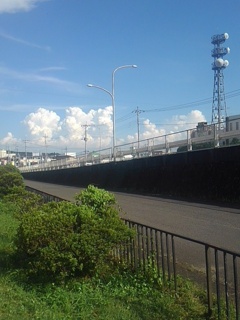 陸橋と入道雲と鉄塔（7月26日）