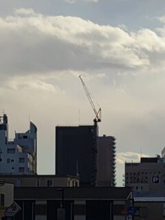 街中から見えたクレーン（1月23日）