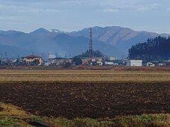 水田や鉄塔の奥の那須の山（12月25日）