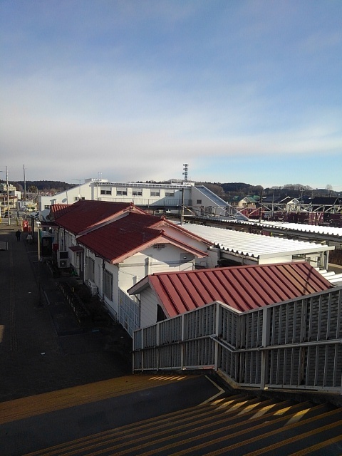 歩道橋から見えた駅舎（2月7日）