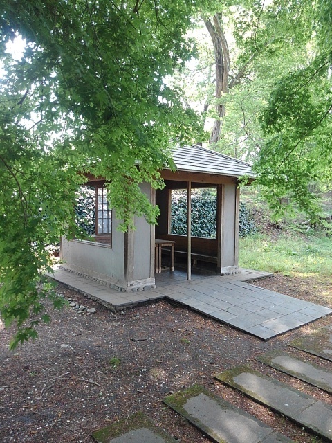 ゆうゆうパークの丘の小さな休憩所（4月26日）