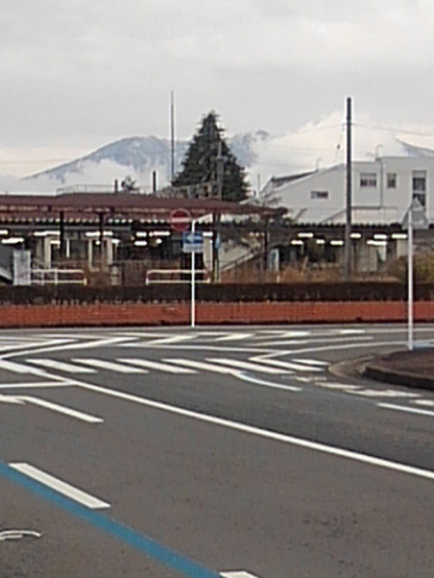 駅前の道路と山（3月29日）