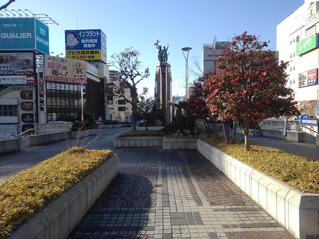 歩道の奥の家族の像（2月7日）