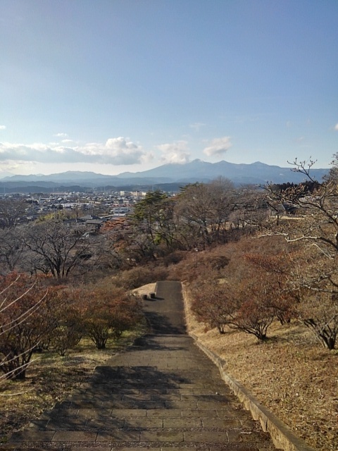 丘の階段と山（2月24日）