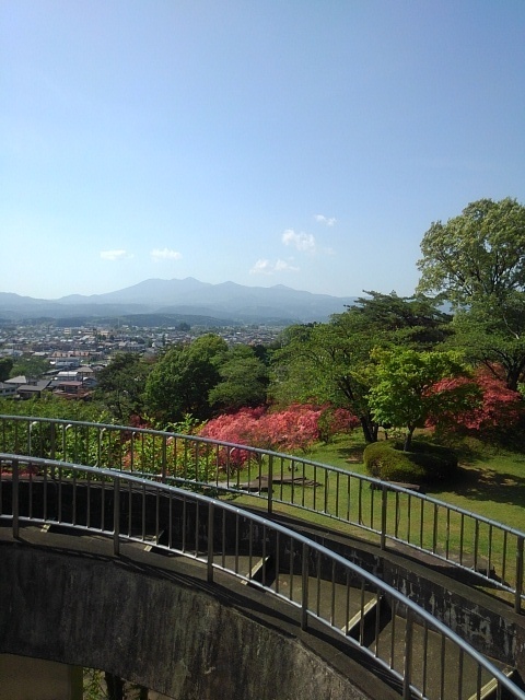 タワーの通路と山（4月28日）