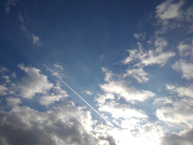 飛行機雲もある空（2月18日）