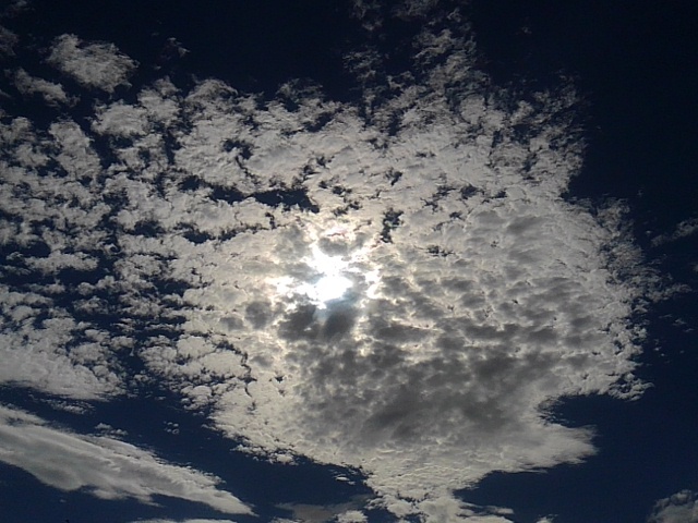 太陽を隠す鱗雲（8月11日）