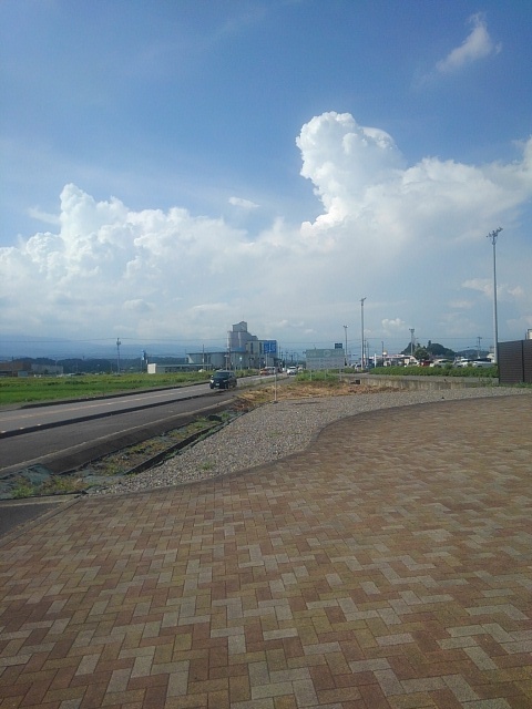 道の駅やいたの歩道と入道雲（7月20日）