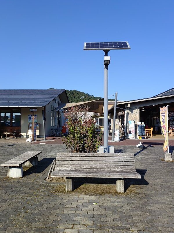 道の駅の石畳の歩道とベンチ（11月17日）
