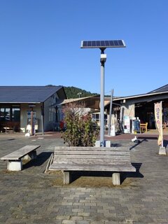道の駅の石畳の歩道とベンチ（11月17日）