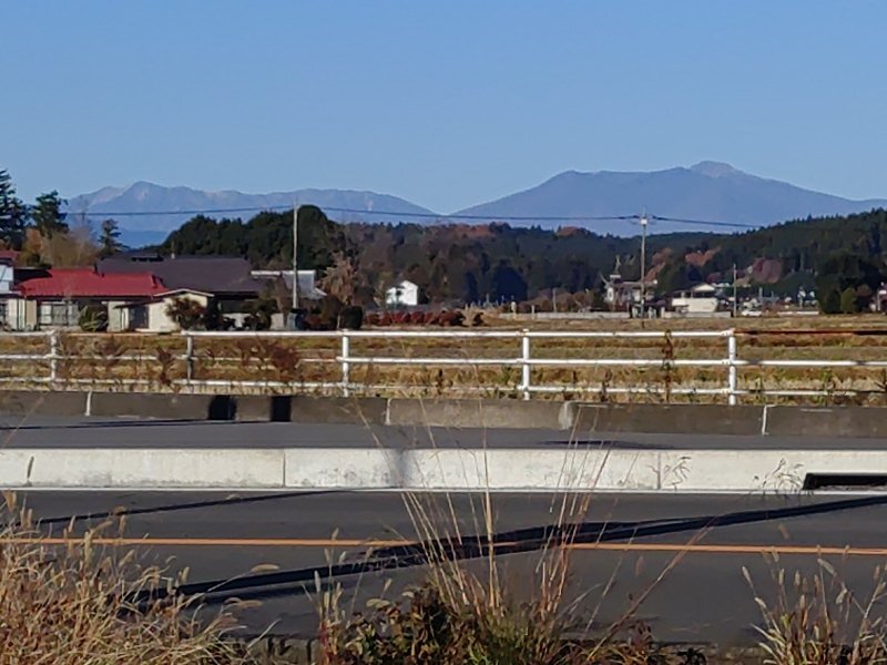 道路の奥の那須連山（11月29日）