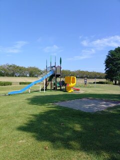ゆうゆうパークの滑り台とブランコ（8月30日）