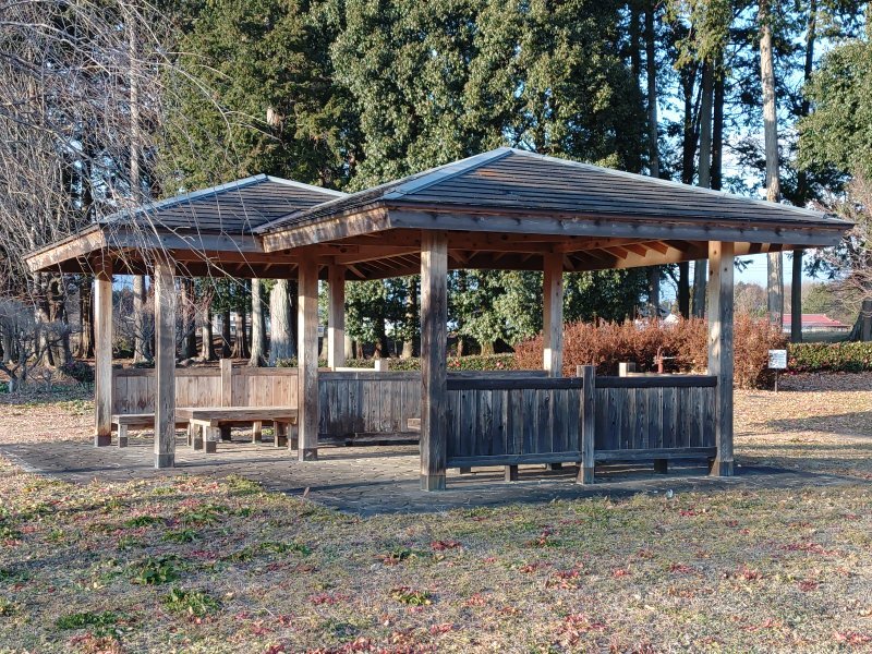 水田の道の近くの休憩所（12月17日）