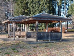 水田の道の近くの休憩所（12月17日）