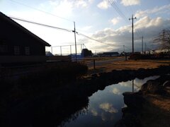 青空の用水路（12月17日）