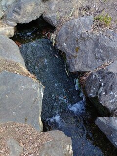 烏ヶ森公園の凍る部分もある人工の滝（1月30日）