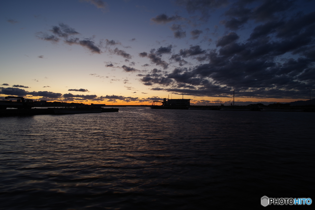 北海道 岩内漁港から見る日没
