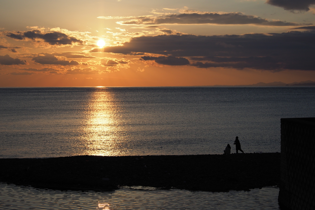 夕陽と遊ぶ人たち