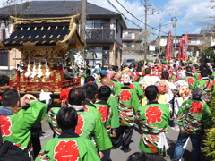 神輿を担いで行進