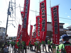 旗を揚げて行進