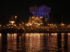 城と水辺の夜景