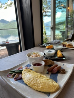 湖畔で朝食を