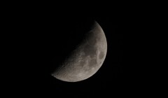 夜の半月