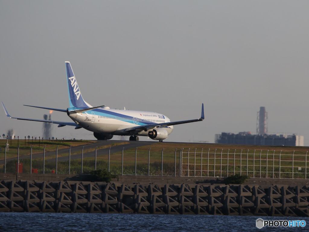 工場地帯を背景に