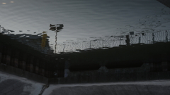 散歩する人～映り込み