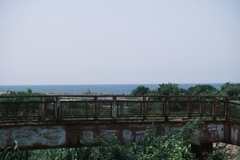 錆びた鉄橋を渡ると海