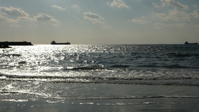 年末の海
