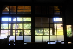 ガラス越しの世界