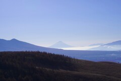 稜線の静けさ、彼方の富士