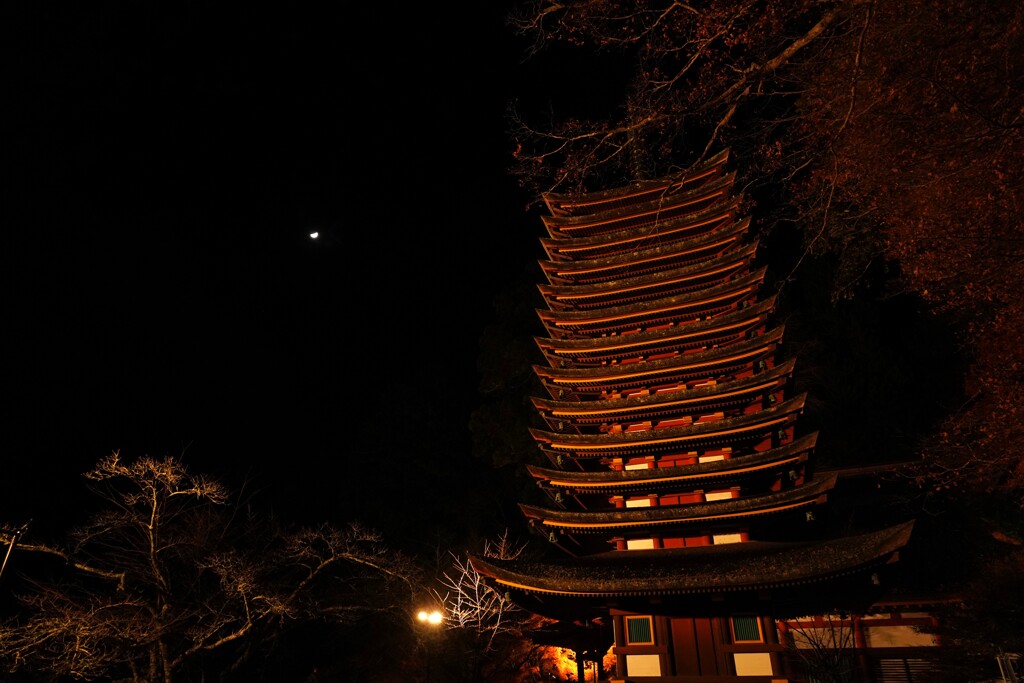月と塔
