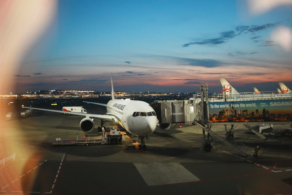 夕暮れの飛行機